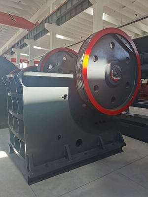 Агрегат 50-200tph Каменный челюстный дробилка с вибрирующим экраном и входным размером 210-1020 мм